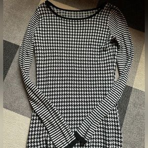 Express houndstooth print medium top